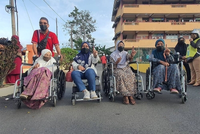 Pengundi kurang upaya, Salmiah Mohd Taib, 80, (kiri); Melati jaafar, 54, (dua dari kiri), Maznah Baharom, 65,, (dua dari kanan) dan Jamaayah Harun, 84, (kanan) menunjukkan jari telunjuk mereka selepas selesai mengundi di Sekolah Kebangsaan Seri Penanti, Permatang Pauh kira-kira jam 8.25 pagi tadi.