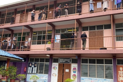 Suasana mengundi di Maktab Sultan Ismail (SIC) pada Sabtu.