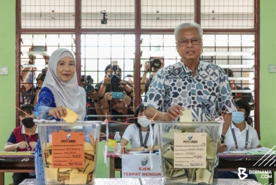 Ismail Sabri yang juga calon BN Parlimen Bera selesai mengundi di pusat mengundi SMK Bandar Kerayong, Bera, Pahang.- Foto Bernama.