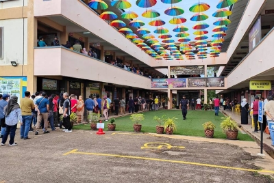 Pengundi di kawasan Parlimen Indera Mahkota beratur panjang bagi memilih kerajaan baharu di SK Sungai Talam di sini pada Sabtu.