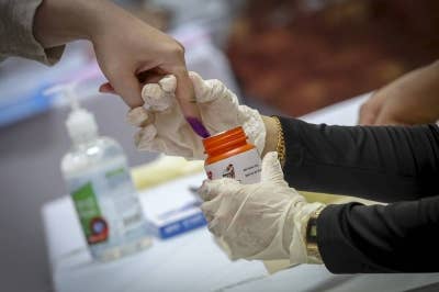 Pengundi ketika mengundi pada PRU15 Parlimen Putrajaya di Sekolah Kebangsaan Putrajaya Presint 9 (1). -Foto Bernama