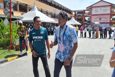 Khairy meninjau proses pengundian di SK Seksyen 7 Kota Damansara pada Sabtu.