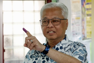 Ismail Sabri menunjukkan jarinya yang dicelup dakwat kekal selepas mengundi bagi PRU15 di Sekolah Menengah Kebangsaan Kerayong hari ini. - Foto Bernama