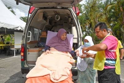 Fatimah mengundi di dalam ambulans di pusat pembuangan undi SK Rusila, Marang, Terengganu pada Sabtu.