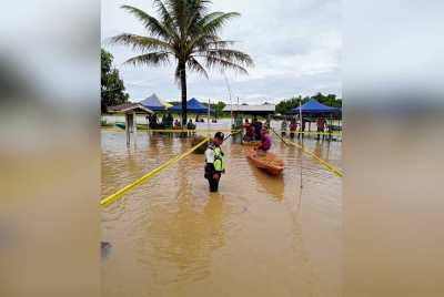 Pusat mengundi di SK Telahak, Limbang di Sarawak yang terkesan akibat banjir pada Sabtu. - Foto JBPM