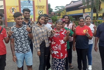 Kaliammah ditemani tujuh anak dan dua cucu hadir ke pusat pembuangan undi di SK Pengkalan Raja Pekan Nanas pada Sabtu.