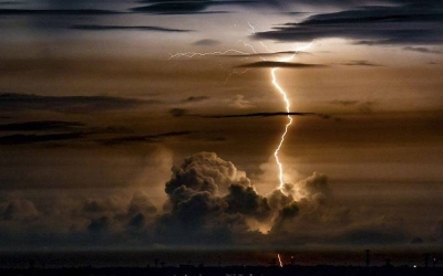 MetMalaysia mengeluarkan amaran ribut petir di lapan negeri yang dijangka menyebabkan hujan lebat dan angin kencang hingga jam 5 petang pada Sabtu. - Foto Bernama.