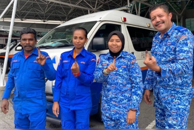 Anggota dan pegawai APM tetap melaksanakan tanggungjawab selaku pengundi biarpun sibuk dengan pelbagai tugasan.