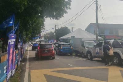 Pemasangan khemah atau pondok barung dikesan berhampiran pusat pengundian di Sri Gombak di sini.