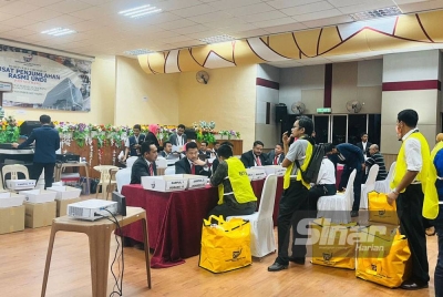 Proses pengiraan undi di Pusat Penjumlahan Undi P029 Machang setakat jam 8.50 malam Sabtu.