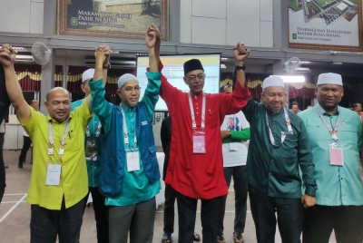 Rosol (tengah) selepas diumumkan sebagai pemenang di kerusi Parlimen Hulu Terengganu pada malam Sabtu.