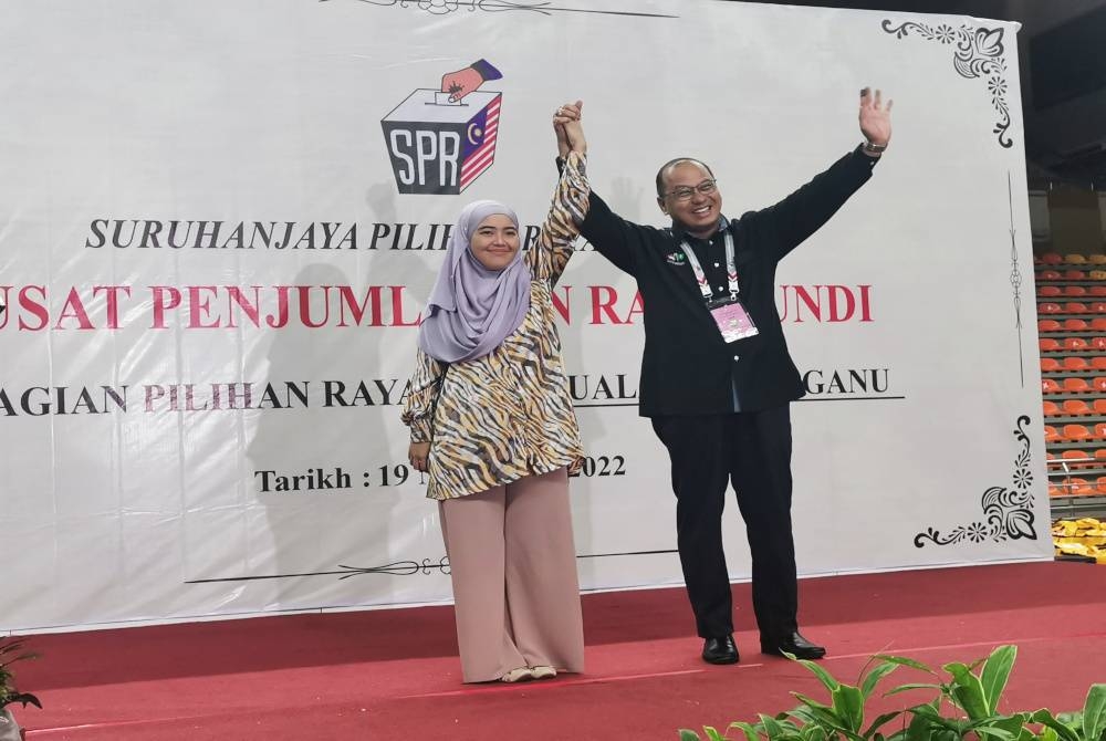 Ahmad Amzad bersama isteri, Datin Dr Nor Diana Ahmad Takri selepas diumumkan menang di Parlimen Kuala Terengganu di pusat penjumlahan undi Stadium Negeri, malam Sabtu.