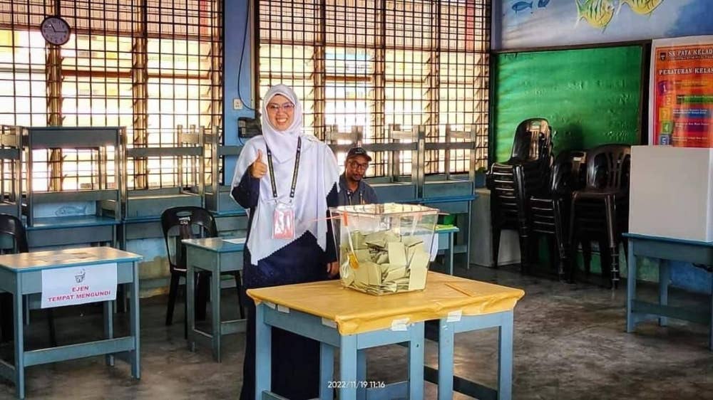 Dr Siti Mastura ketika membuang undi di Kepala Batas pada Sabtu.