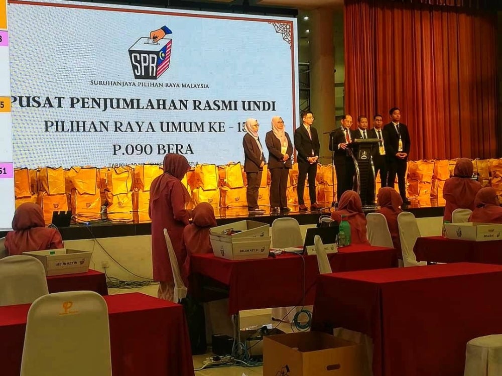 Zaman (tengah) ketika mengumumkan keputusan DUN di Bera.