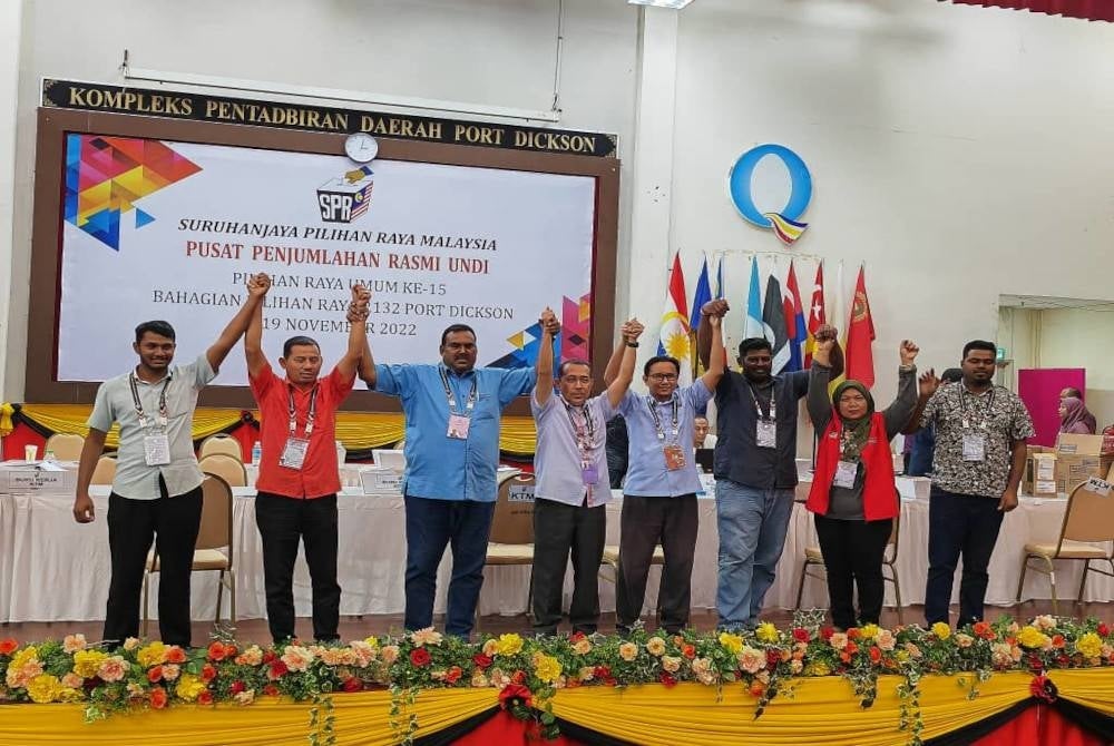 Timbalan Speaker DUN Negeri Sembilan, Datuk M. Ravi (tiga dari kiri) dan pasukan PH meraikan kemenangan gabungan itu di Port Dickson.