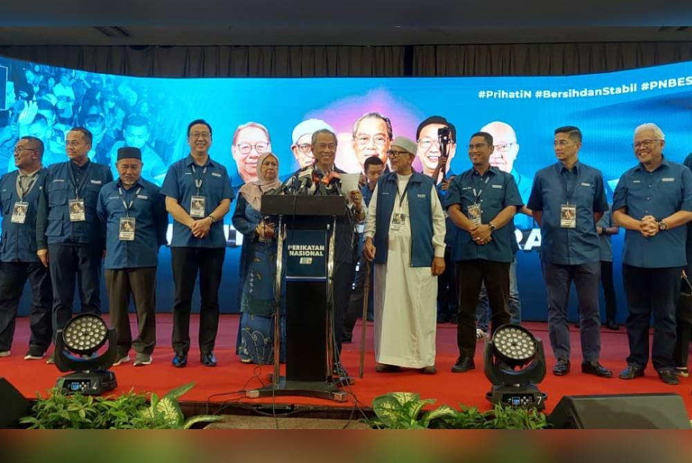 Muhyiddin bersama pimpinan utama PN pada sidang media keputusan PRU15 di Pusat Media Utama PN di Shah Alam pada pagi Ahad.