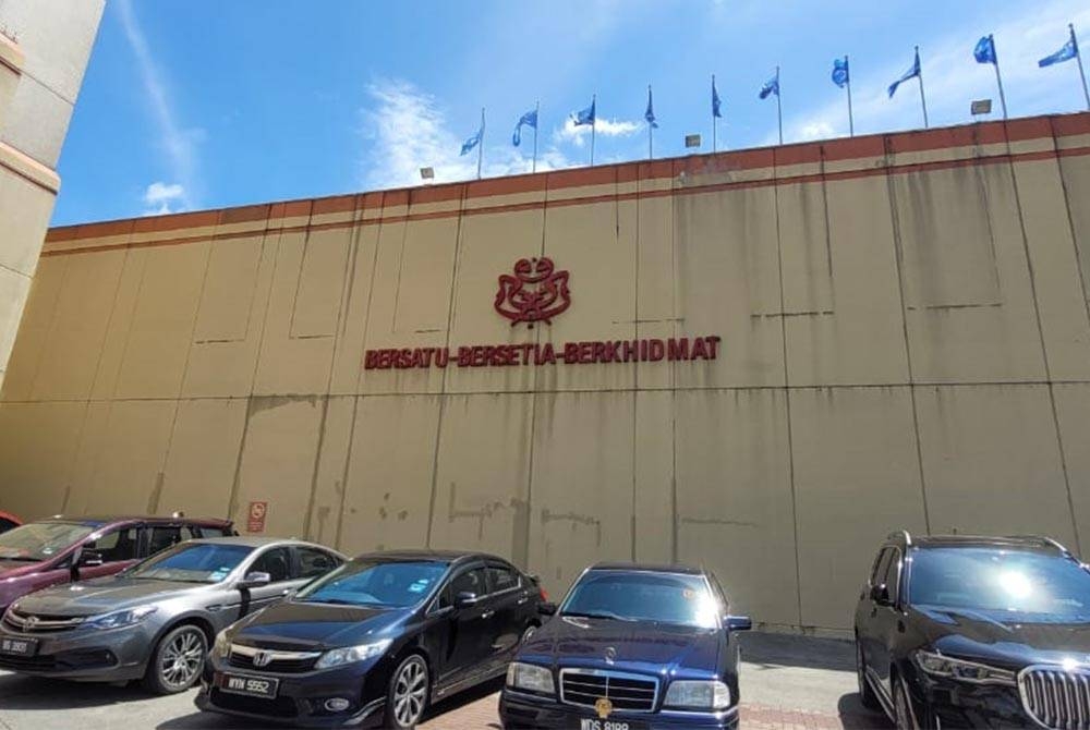 Pemimpin-pemimpin UMNO mula tiba di Ibu Pejabat UMNO, Menara Dato' Onn bagi menyertai dua mesyuarat penting susulan kekalahan BN dan PRU15.