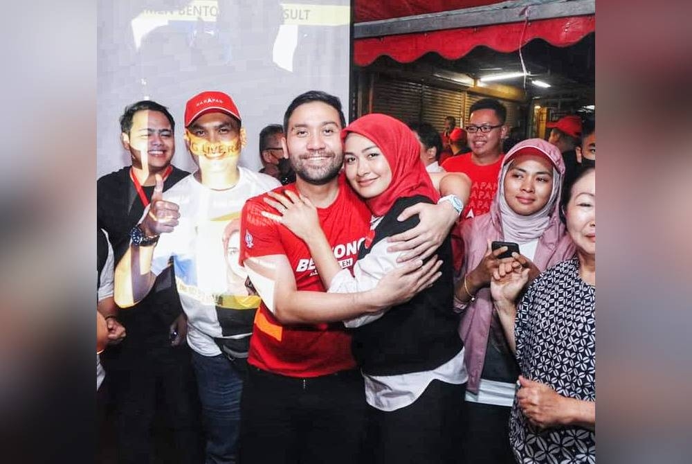 Rara berkongsi kejayaan bersama suaminya, Edrin Nordin. - Foto FB Young Syefura Othman