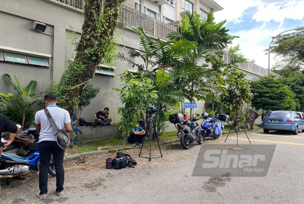 Media menantikan perkembangan di kawasan kediaman Muhyiddin pada Ahad.