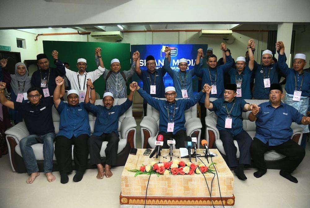 Mohd Shukri (tiga dari kanan) bersama wakil rakyat Perikatan Nasional (PN) yang dipilih rakyat Perlis pada Pilihan Raya Umum ke-15 (PRU15).