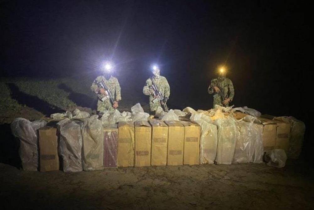 TDM merampas 1,900 karton rokok seludup bernilai RM114,000 disyaki baru 'mendarat' di pesisir pantai Tanjung Logok, Tenggaroh,