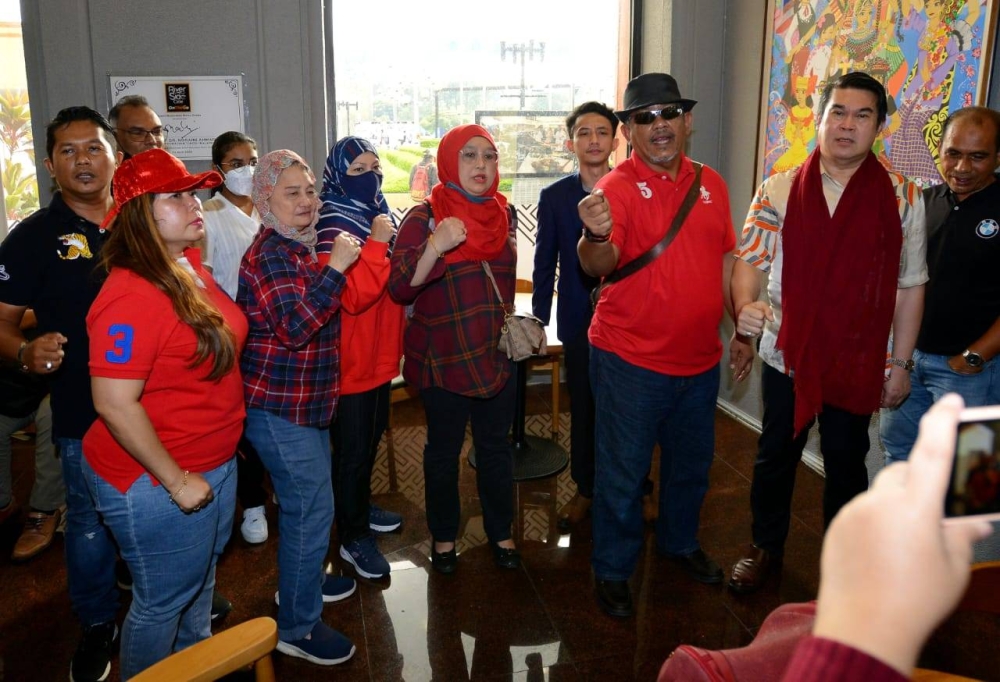 Les membres de l'UMNO de la division de Bukit Bintang ont scandé la démission de Zahid au siège de l'UMNO dimanche après-midi.