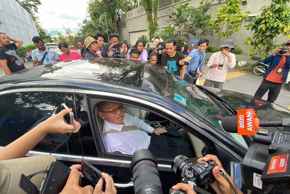 Teck Lee diserbu media ketika keluar daripada kediaman Pengerusi PN, Tan Sri Muhyiddin Yassin di Bukit Damansara Kuala Lumpur pada Ahad.