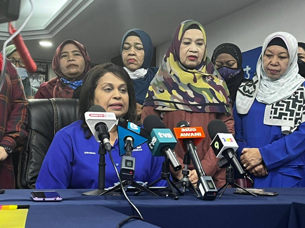 Zurainah pada sidang akhbar desak Ahmad Zahid melepaskan jawatan sebagai Pengerusi BN dan Presiden UMNO pada Ahad.