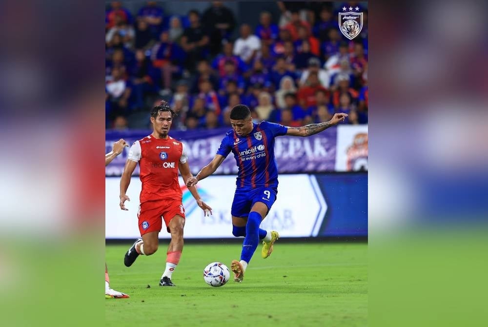 Penyerang import JDT, Bergson da Silva cuba merembat ke pintu gol Sabah FC pada aksi separuh akhir kedua TM Piala Malaysia di Stadium Sultan Ibrahim malam tadi. - foto Johor Southern Tigers