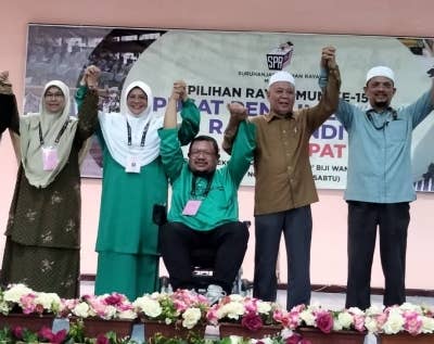 Mumtaz (dua dari kiri) meraikan kemenangan bersama rakan Pas dan suami di Pusat Penjumlahan Rasmi Undi P019 Tumpat pada Sabtu.