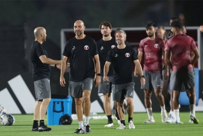 Sanchez ketika mengendali sesi latihan pemain Qatar di Doha menjelang aksi pembukaan Kumpulan A Piala Dunia Qatar 2022 menentang Ecuador pada awal pagi Isnin. - Foto AFP