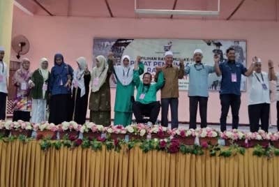 Mumtaz (tengah) selepas pengumuman PRU15 di Pusat Penjumlahan Undi Rasmi di Sekolah Menengah Kebangsaan (SMK) Dato’ Biji Wangsa di sini pada Sabtu.