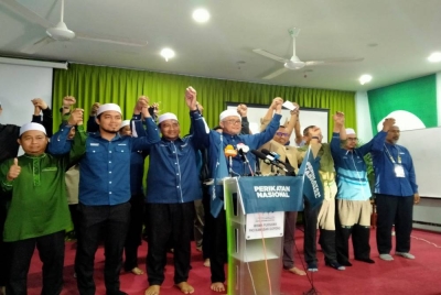 Razman (tengah) bersama ADUN PN yang berjaya memenangi PRU15 selepas sidang di Wisma Purnama di sini pada awal pagi Ahad.