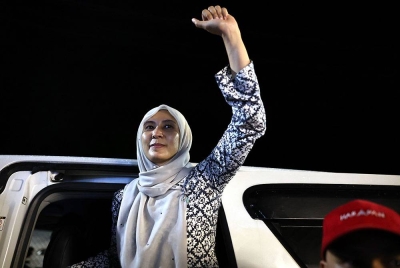 Reaksi Nurul Izzah Anwar selepas tewas dengan calon PN Muhammad Fawwaz Mat Jan dengan majoriti 5,272 undi bagi parlimen Permatang Pauh lewat malam tadi. - Foto Bernama.
