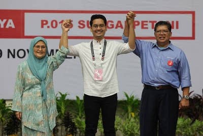 Mohammed Taufiq diapit kedua ibu bapa, Johari dan Noraini Mohd ketika diumumkan menang kerusi Parlimen Sungai Petani pada PRU15.