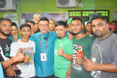 Mohd Azizi (tiga dari kiri) bersama penyokong PN di Parlimen Gua Musang.