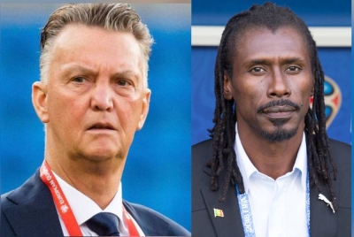 Van Gaal (kiri) dan Aliou Cisse.