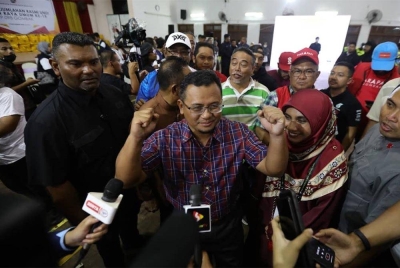 Amirudin ditemui di pusat penjumlahan undi PRU15 P098 Gombak SMK Sungai Pusu selepas dinobat menang kerusi Parlimen itu pada awal pagi Ahad.