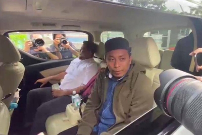 Ahmad Fadhli ketika ditemui pemberita di luar kediaman Pengerusi PN, Tan Sri Muhyiddin Yassin di Bukit Damansara di sini.