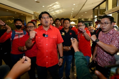 Ketua Penerangan Baju Merah, Ariffin Abu Bakar bersama sekumpulan ahli UMNO melaungkan 'Zahid undur, no DAP dan no Anwar' di lobi Ibu Pejabat UMNO di WTC petang Ahad. -Foto: Mohd Halim Abdul Wahid