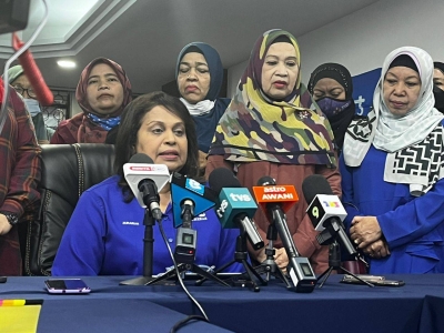 Zurainah pada sidang akhbar desak Ahmad Zahid melepaskan jawatan sebagai Pengerusi BN dan Presiden UMNO pada Ahad.