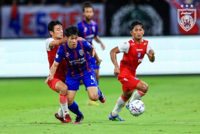 Pemain JDT, Afiq Fazail cuba melepasi kawalan pemain Sabah FC pada aksi separuh akhir kedua TM Piala Malaysia di Stadium Sultan Ibrahim malam tadi. - Foto: Johor Southern Tigers