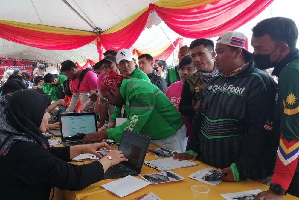 Penghantar makanan hadir pada program Inisiatif Skim Roda Darul Ehsan (RiDE) anjuran kerajaan negeri Selangor pada Ahad lalu.