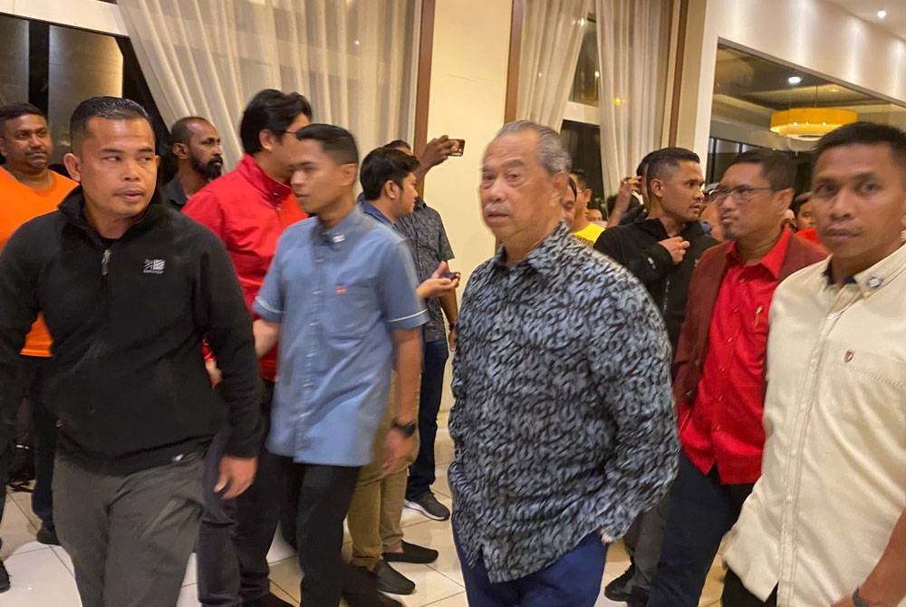 Muhyiddin (dua dari kanan) ketika menghadiri mesyuarat Bersatu di salah sebuah hotel di sini pada Ahad.