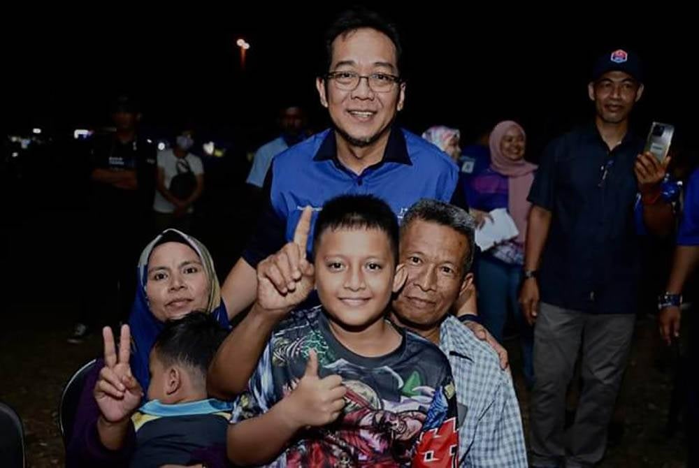 Razali menyantuni penduduk Pagoh pada program BN baru-baru ini.