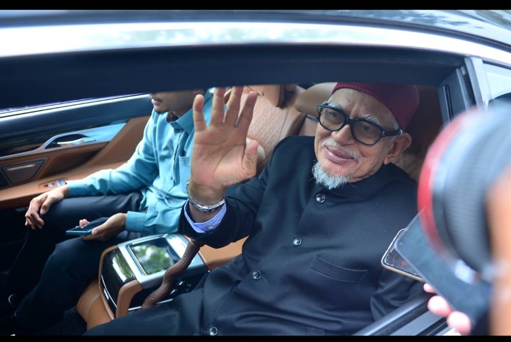 Abdul Hadi ditemui media selepas keluar dari kediaman Pengerusi PN, Tan Sri Muhyiddin Yassin pada Isnin.