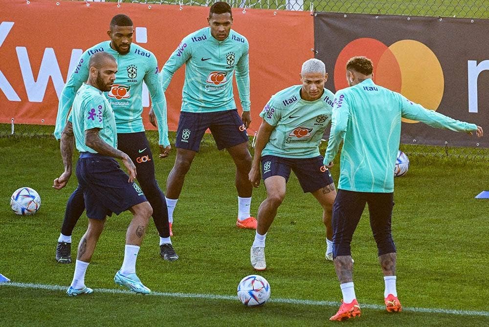 Dari kiri, pemain pertahanan Dani Alves, Sandro, penyerang, Richarlison dan Neymar semasa sesi latihan di Turin baru-baru ini. - Foto AFP