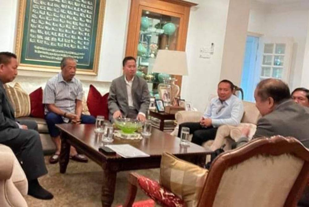 Gambar pertemuan tiga ahli Parlimen dari Sabah dengan Muhyiddin yang tular di media sosial.