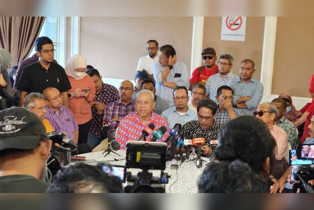 Annuar bersama beberapa Ketua UMNO Bahagian pada sidang akhbar diadakan di Riverside di sini pada Isnin.