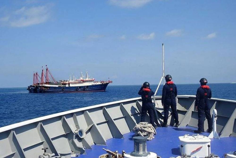 Les garde-côtes philippins surveillent les navires chinois dans les eaux contestées de la mer de Chine méridionale.  - Photo : AFP